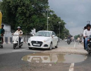 Gorakhpur News: बारिश के बाद सड़कों पर हुए गड्ढे, बढ़ी परेशानी